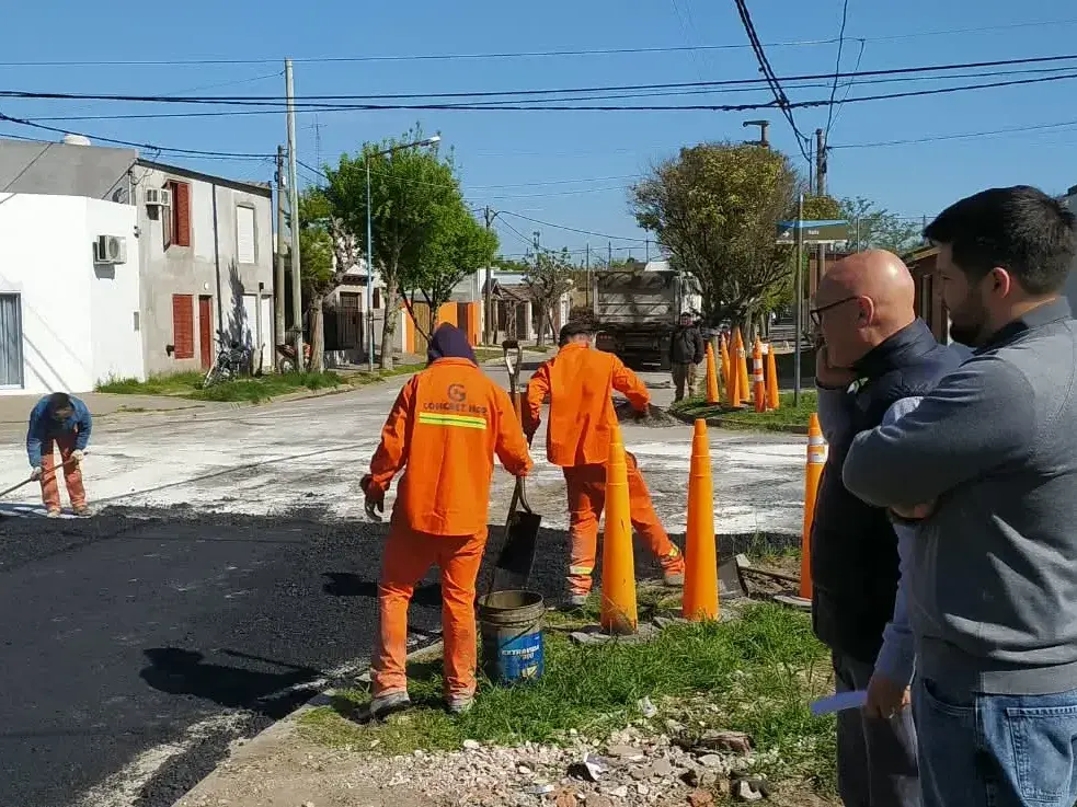 El equipo de gobierno municipal recibió a representantes de la empresa encargada de arreglar las calles de la ciudad, y supervisó los trabajos