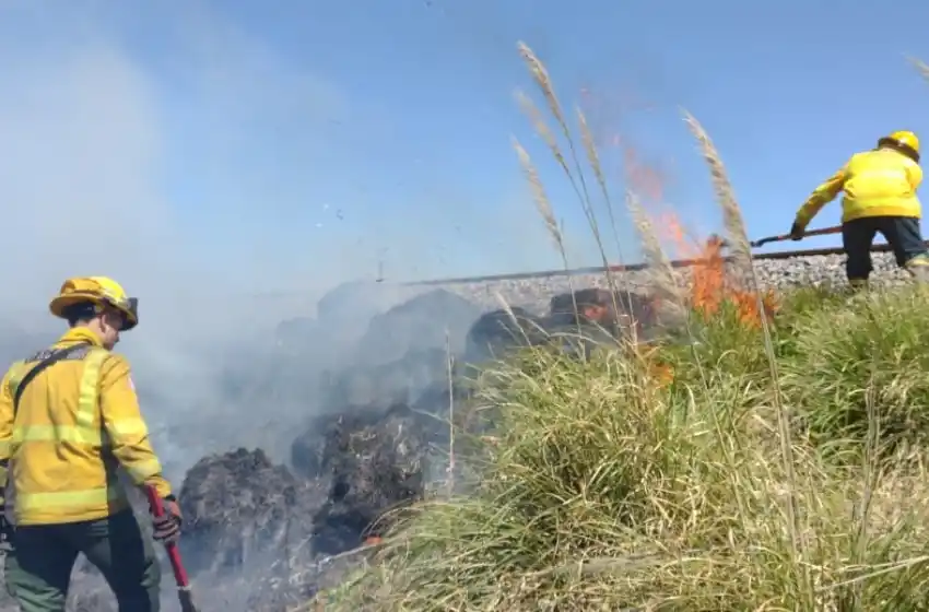 Incendio de pastizales en las vías del tren en el barrio El Tejado