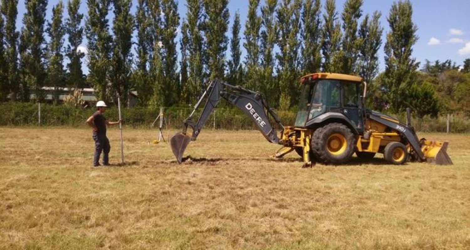 Náutico reanudó las tareas en el predio de Villa Jardín para instalar la cancha de hockey de césped sintético