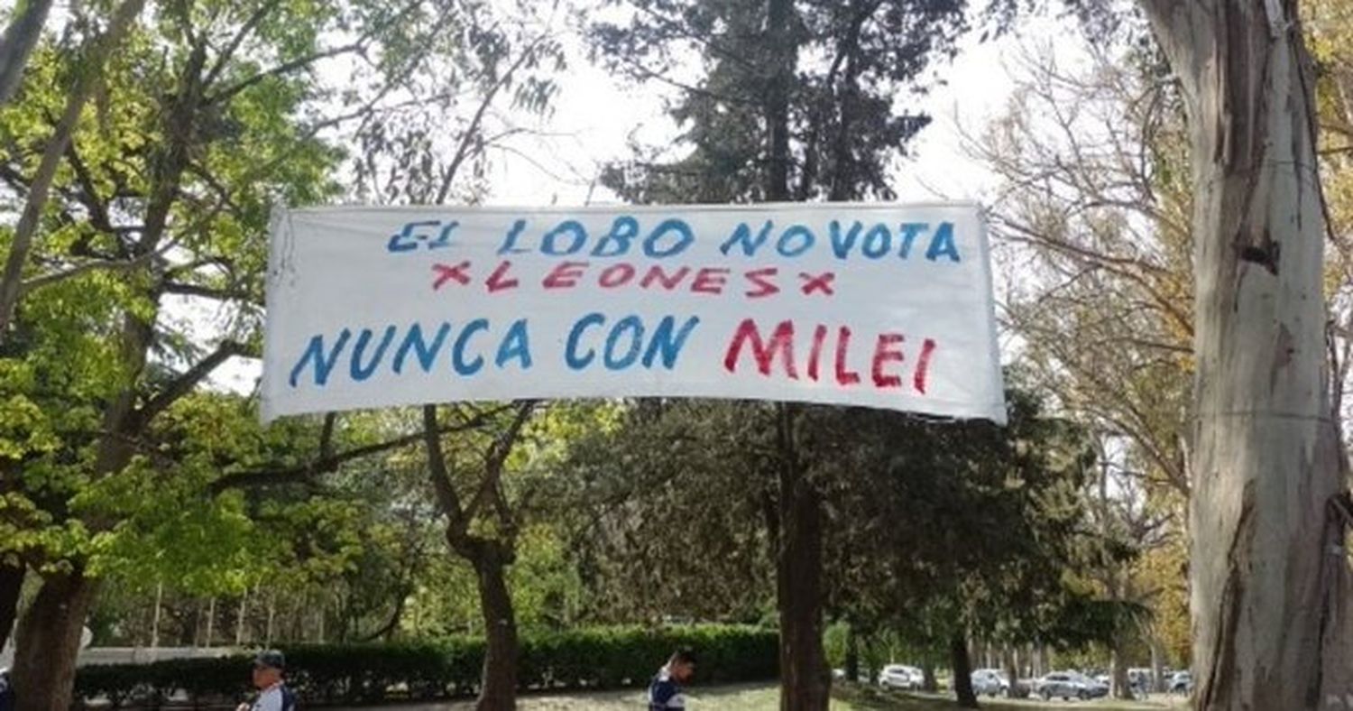 Los hinchas colgaron el pasacalle en el Bosque.