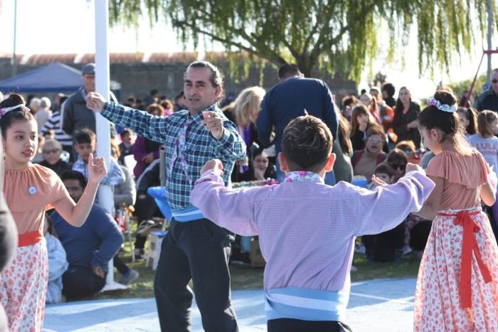 Música y baile en el festejo del barrio Antartida