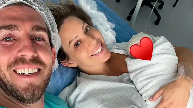 Ramiro Arias, Noelia Marzol y la pequeña Alfonsina minutos después del parto