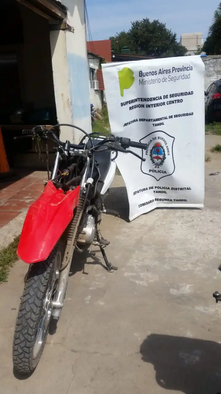 Tras una corta persecución, aprehendieron a un joven que circulaba en una moto robada