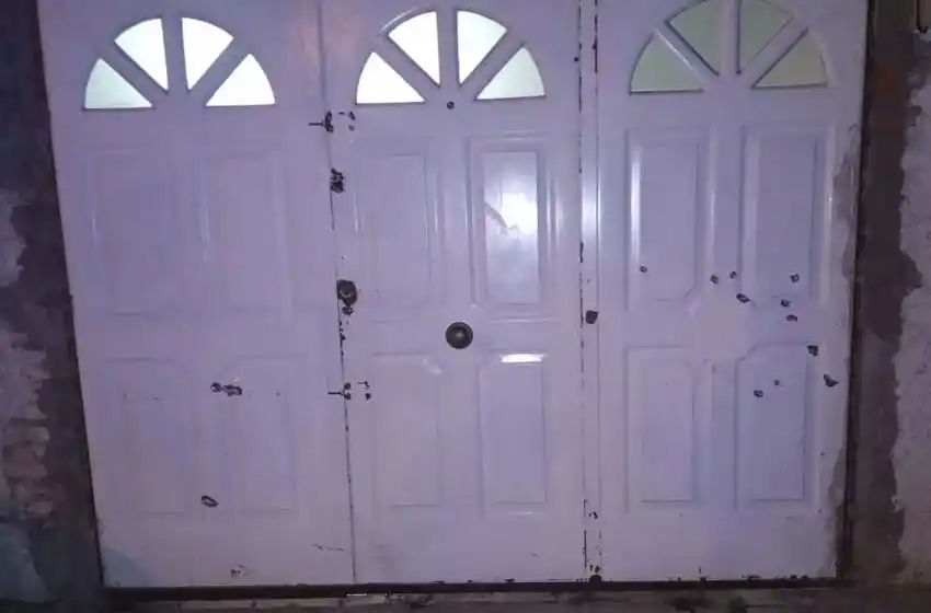 Dos personas heridas tras una ráfaga de disparos contra una casa