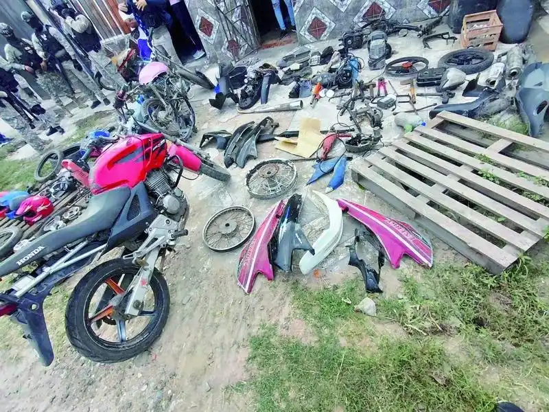 Desbarataron una banda dedicada
al robo de motos, hay tres detenidos