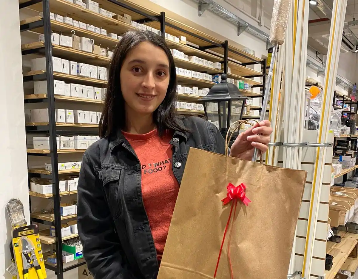 Un atizador, una pala y una tabla se llevó Nicole de Ferretería del Barrio.