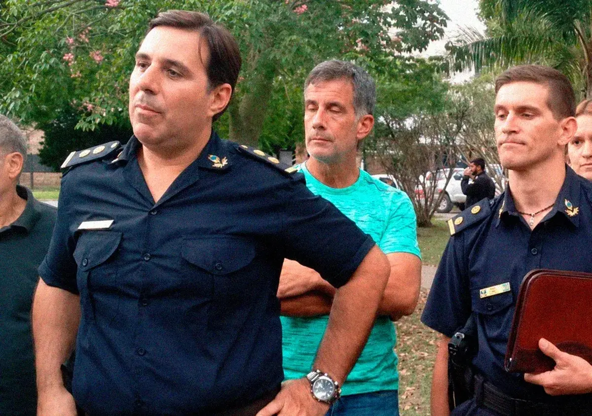 Nicolás (primero desde la izquierda) en una reunión con vecinos cuando estaba al mando de la Jefatura Distrital.