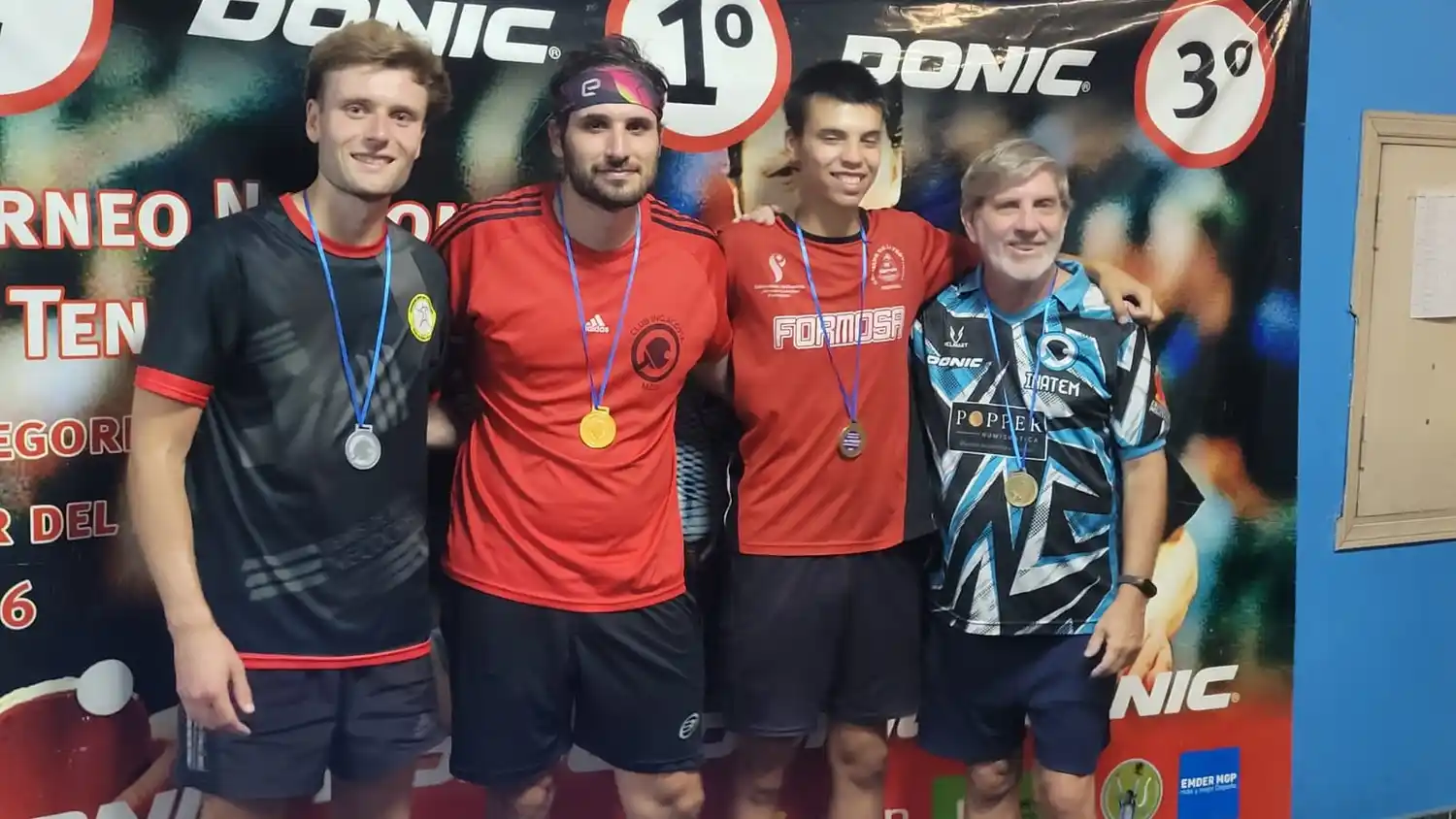 A la izquierda. Baldassarri posa con la medalla de plata