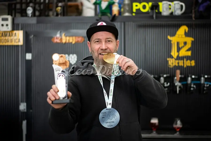 Sebastián Natali muestra la medalla de oro que recibió por la cerveza Cose de 12 Brujas