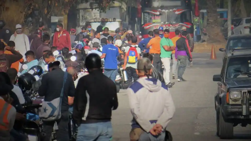 Equipo de VPITV detenido por cubrir colas por gasolina fue liberado: pretendían llevarlos a la Dgcim