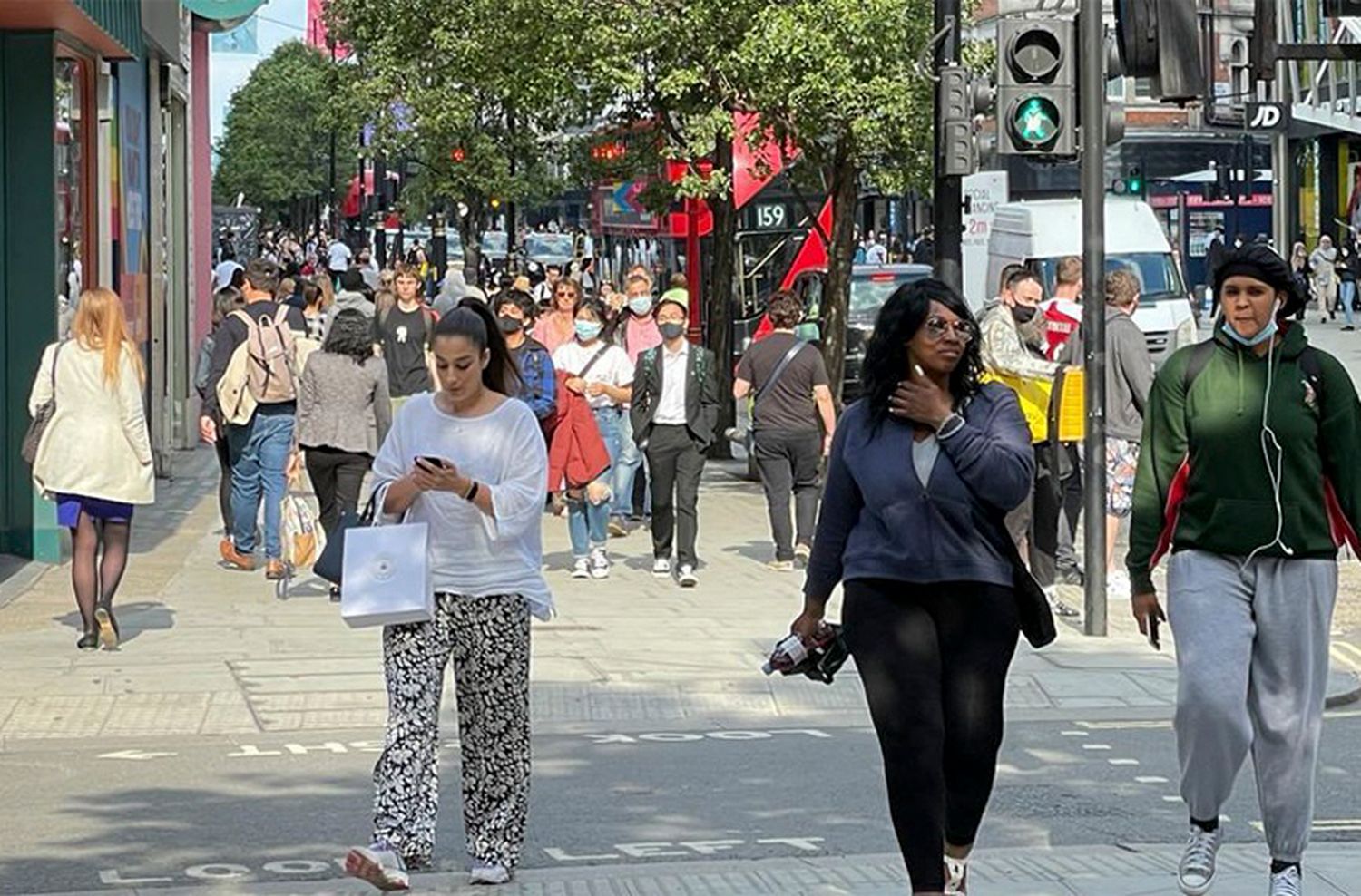 Inglaterra no obligará más a hacer cuarentena a los pasajeros vacunados de EEUU y Europa