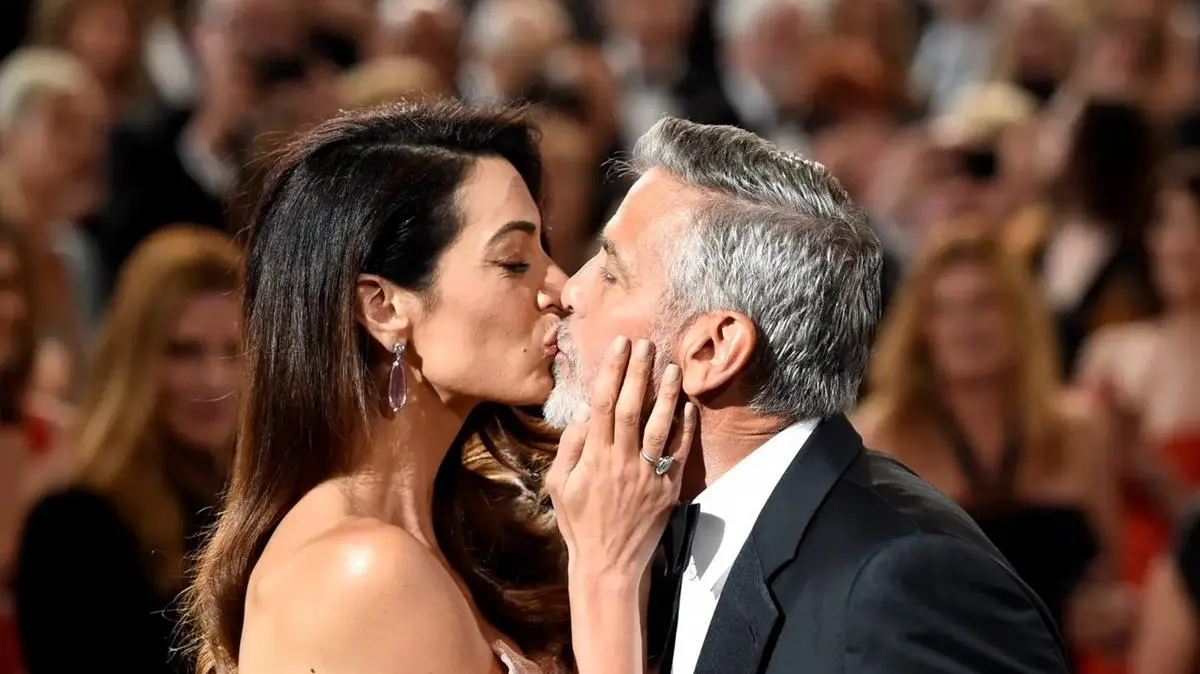 El actor George Clooney junto a Amal, su esposa 17 años más joven