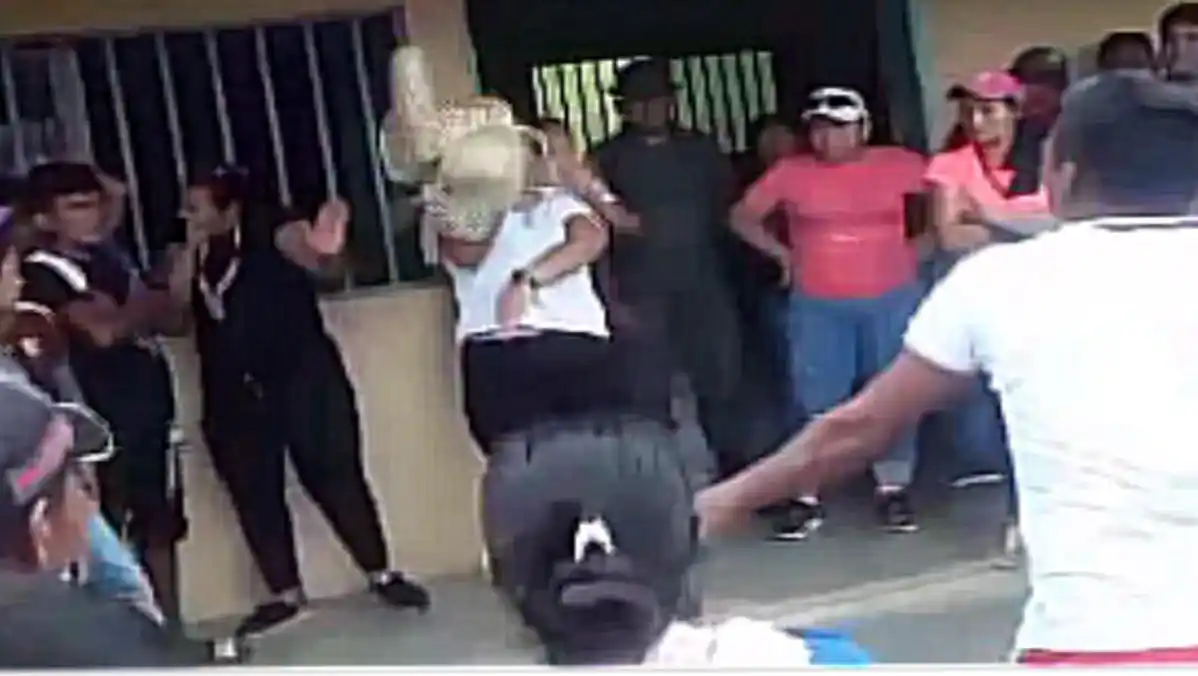 SE PRENDIÓ: yukpas agredieron y retienen a viceministra en la Sierra de Perijá, piden que les cumplan (VIDEO)