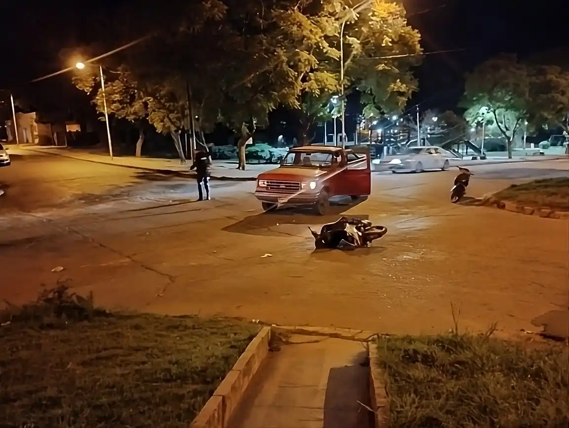 Choque entre camioneta y moto en 11 de Septiembre y Quiroga: una joven hospitalizada