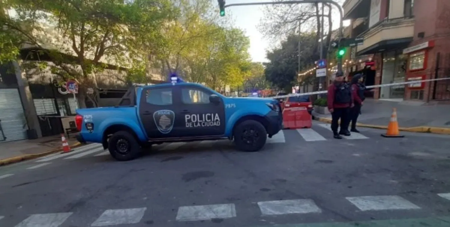 El joven murió en el Hospital Fernández donde fue trasladado por la herida recibida.