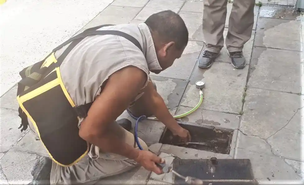 Servicios Sanitarios confirmó que hay personal que mide presión de agua en domicilios