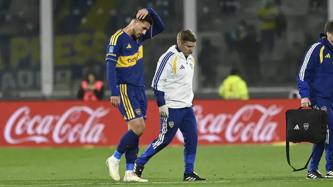 Leandro Paredes deja el campo de juego del Kempes, este viernes.