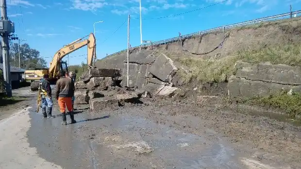 Trabajan en la reparación del murallón del puente de rutas 12 y 14