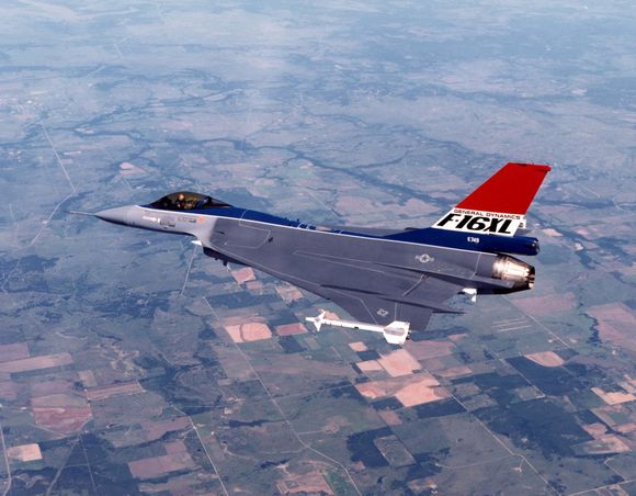 Los aviones que no fueron, parte 1: General Dynamics F-16XL, el hermano musculoso del Viper