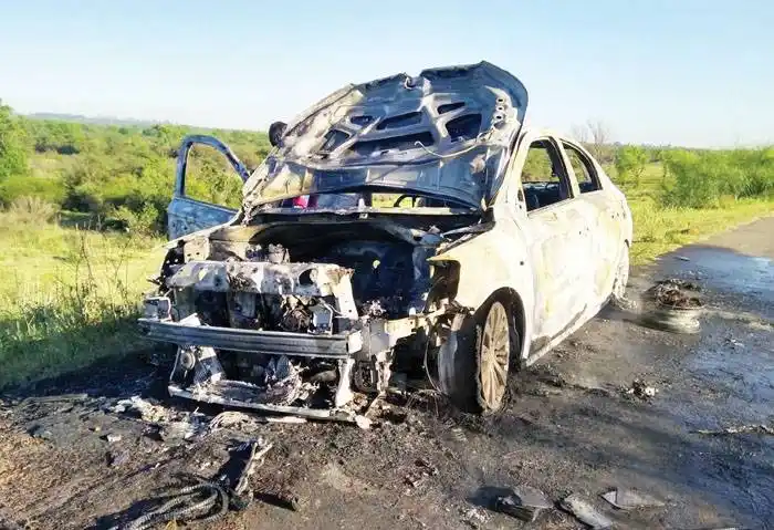 Se incendió un automóvil Citroën en la Defensa Sur a las 7 am de este martes