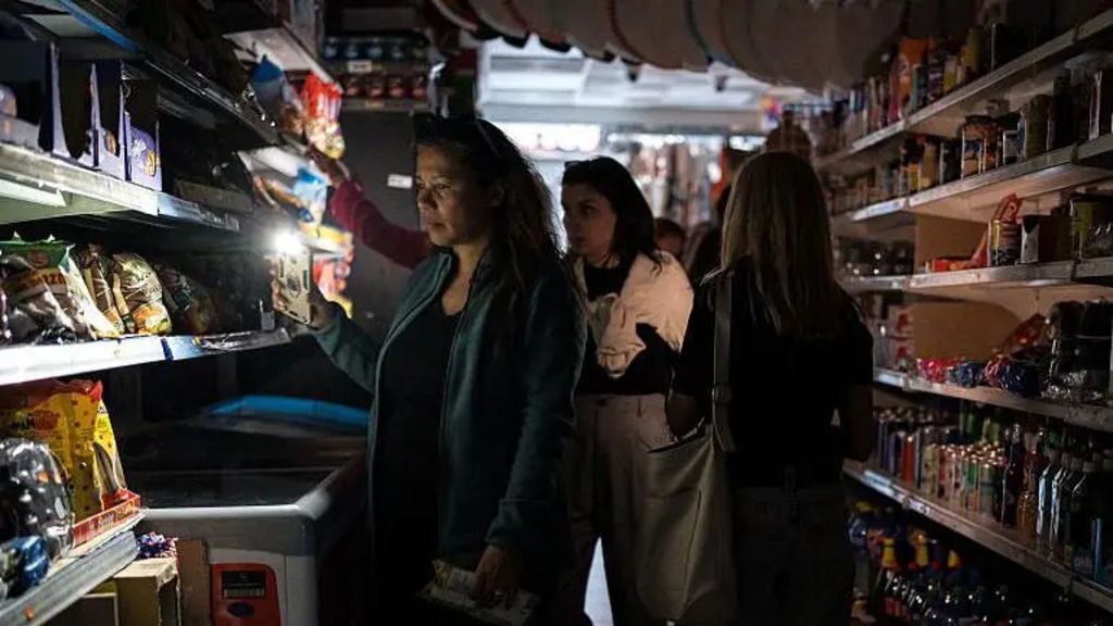 Miles de negocios se han quedado sin electricidad este lunes en la Península Ibérica. Fuente de la imagen,Getty Images