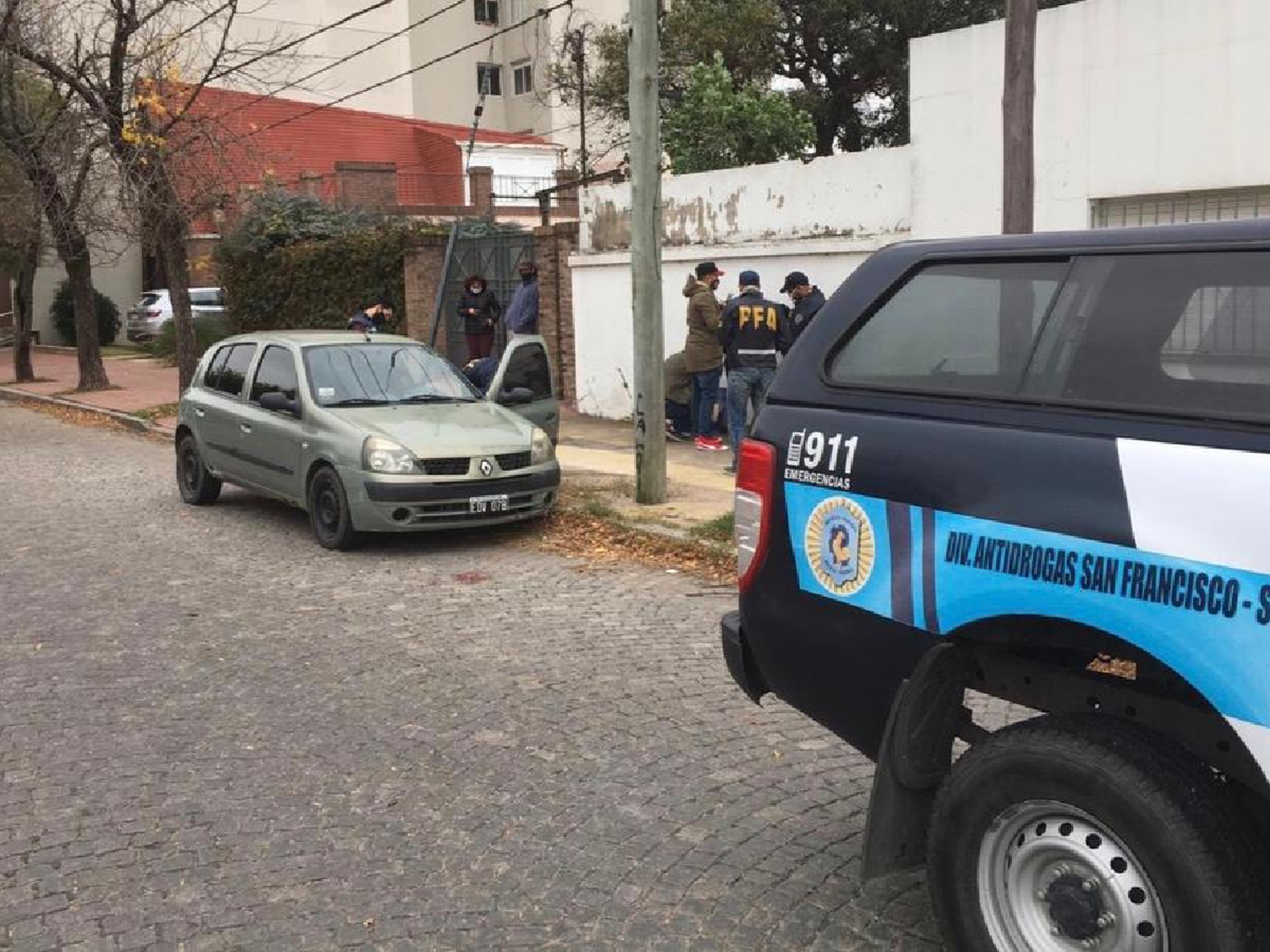 Violó la cuarentena, le revisan el auto y hallaron droga