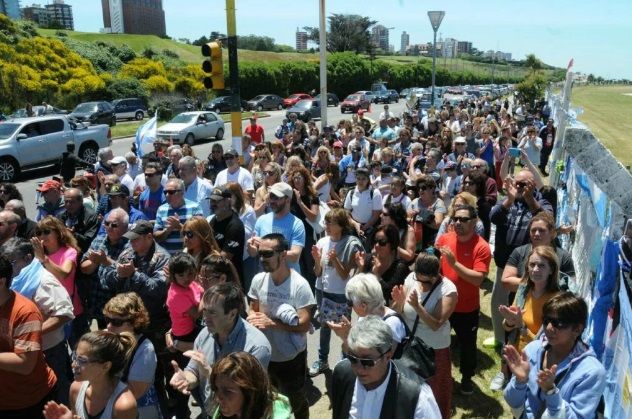 Una multitud marchó en homenaje a los 44 tripulantes del ARA San Juan en Mar del Plata