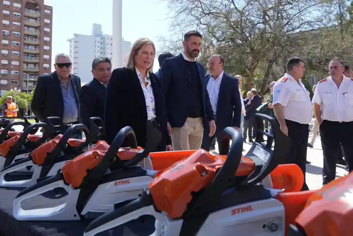 Entregaron camionetas y equipamiento para combatir incendios y proteger la biodiversidad