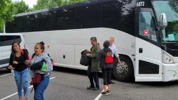 Como ganado trasladan a migrantes venezolanos de Texas a Nueva York y Washington