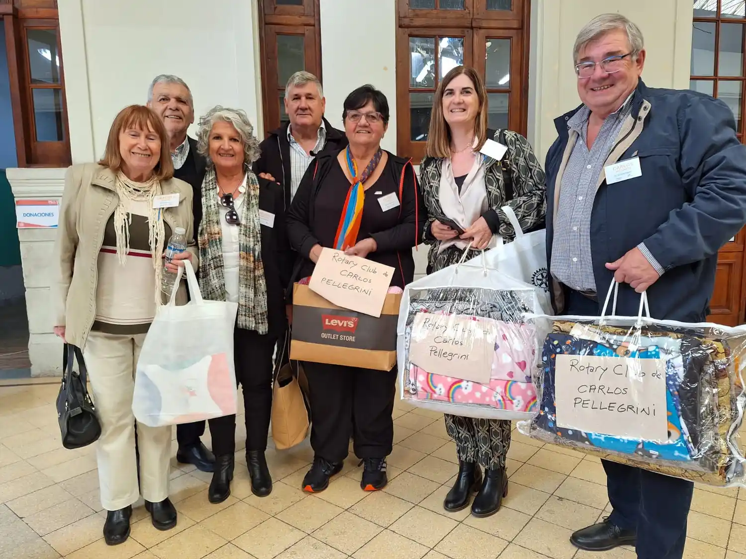 Integrantes de Rotary en en encuentro en Rosario y recibiendo donaciones para Gualeguay-