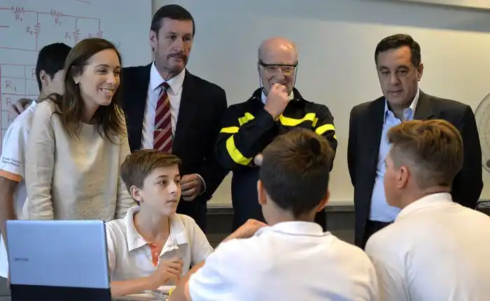 Vidal visitó una escuela técnica en Campana