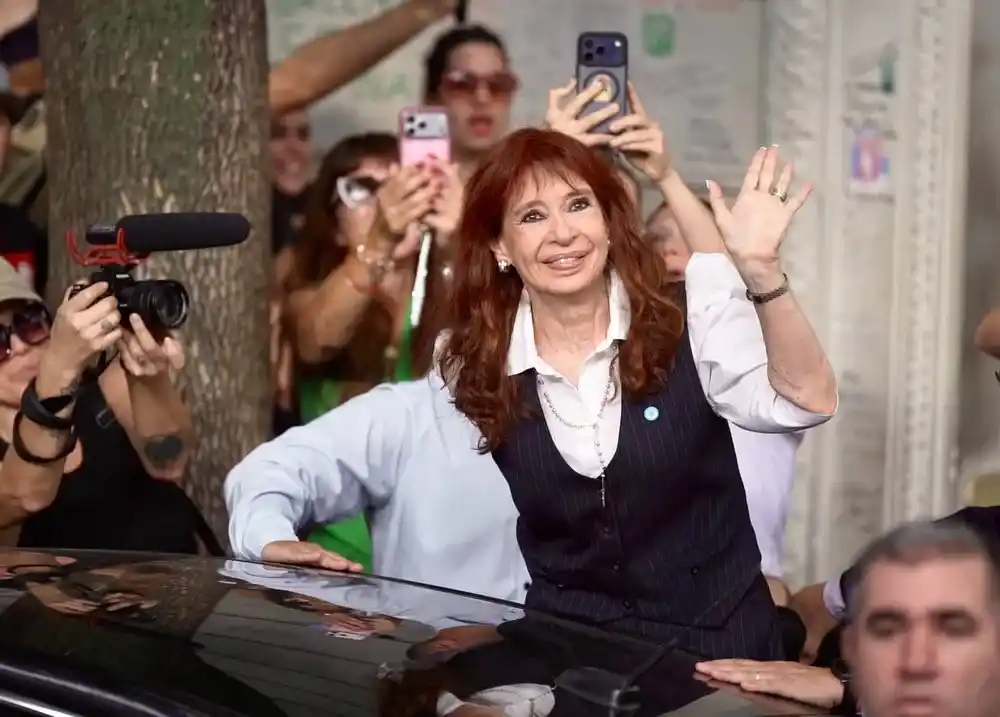 Cristina Kirchner al salir de su casa