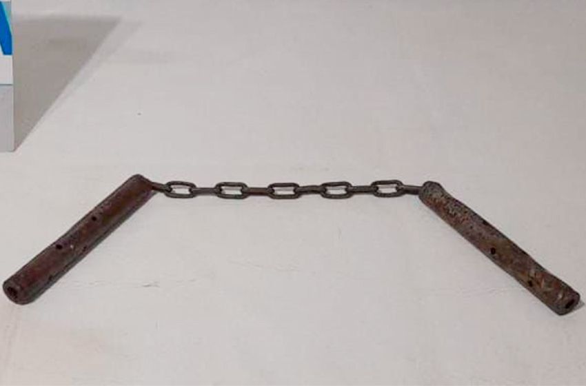 Con un nunchaku "tumbero" amenazó y golpeó a dos mujeres