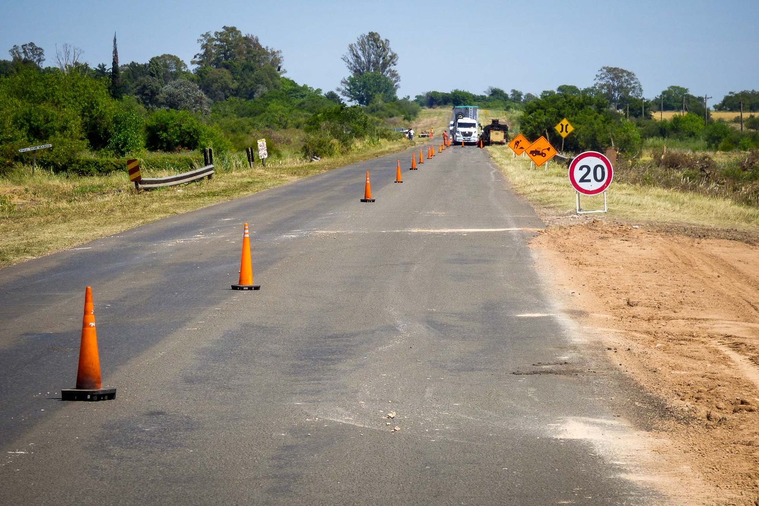 Realizan el mantenimiento de la ruta provincial Nº 20 en el departamento Villaguay