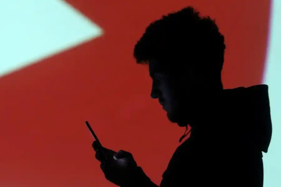 La UE exigió a YouTube y TikTok detalles de sus medidas de protección a menores