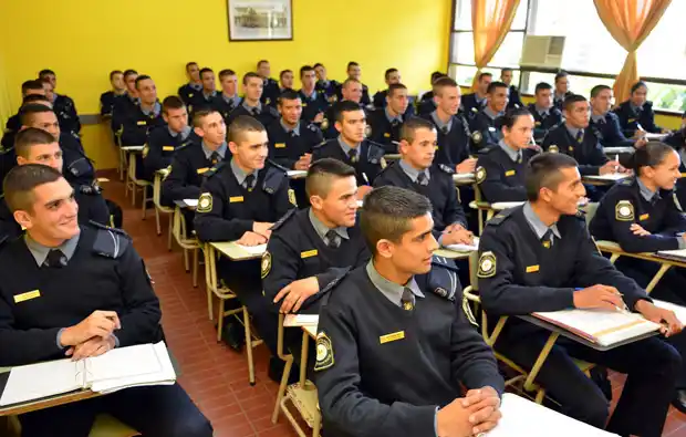 Podrán terminar el secundario mientras cursan como agentes