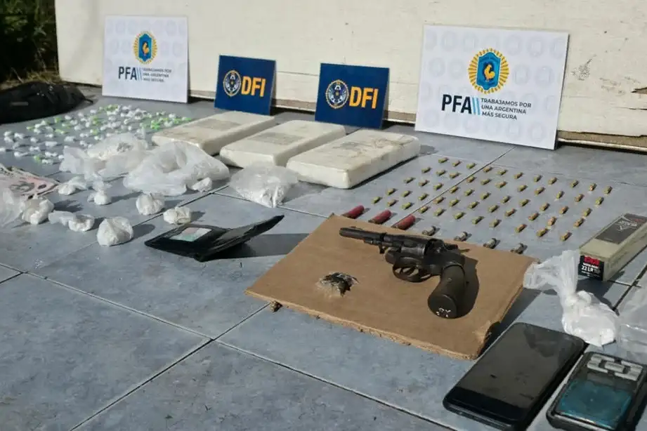 Como resultado de los procedimientos, en una vivienda del barrio Ameghino se secuestraron 72 envoltorios de estupefacientes, entre otros elementos.
