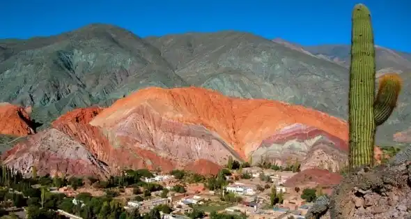 Un artista asegura haber comprado el Cerro de los Siete Colores