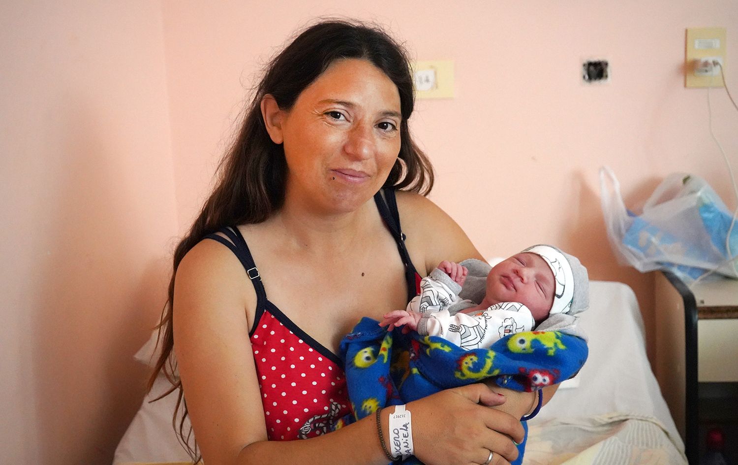Noah en brazos de su mamá
