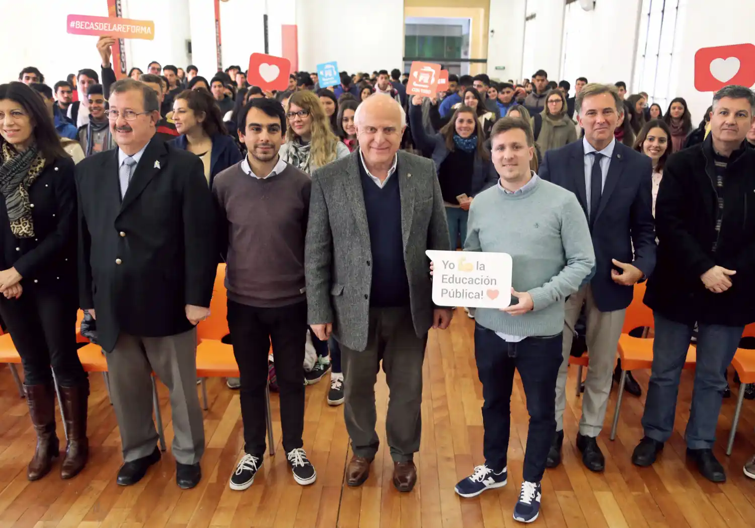 Lifschitz entregó 300 nuevas becas a estudiantes de nivel superior
