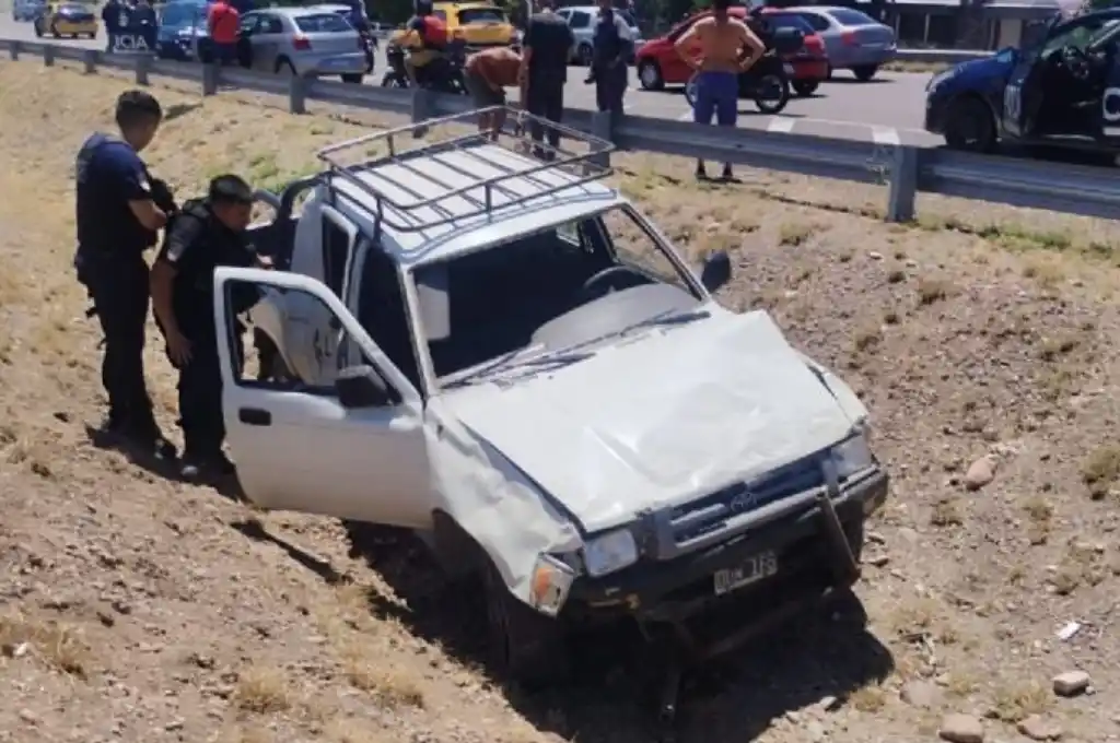 El delincuente perdió el control del vehículo, provocando que volcara.