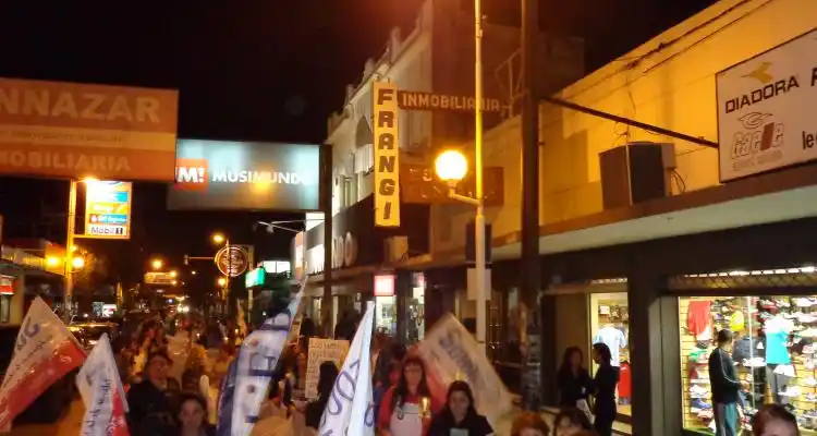 Un centenar de docentes marcharon en defensa de la Escuela Pública