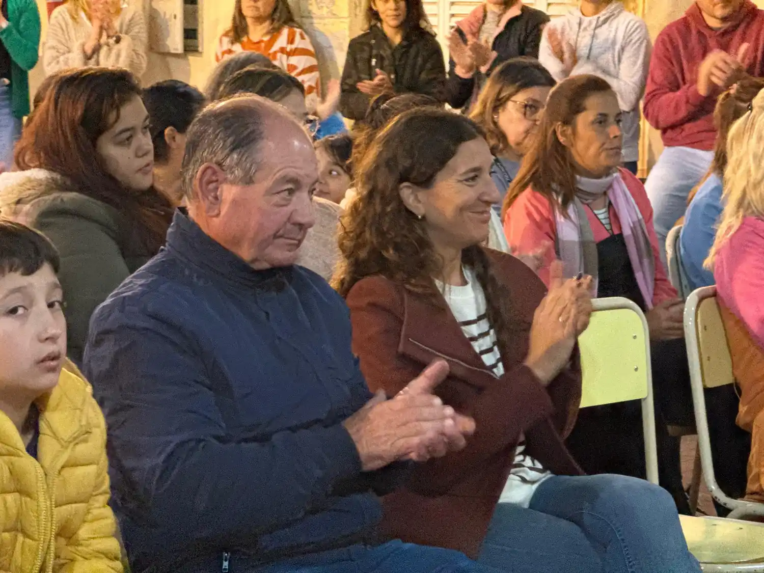 La senadora junto al presidente comunal.