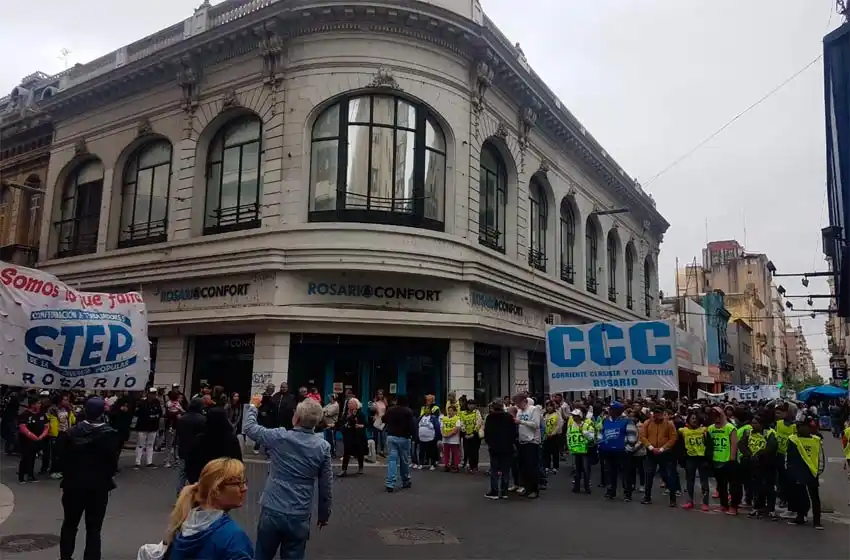 Caos vehicular en el centro por manifestaciones y un corte en la esquina del Anses