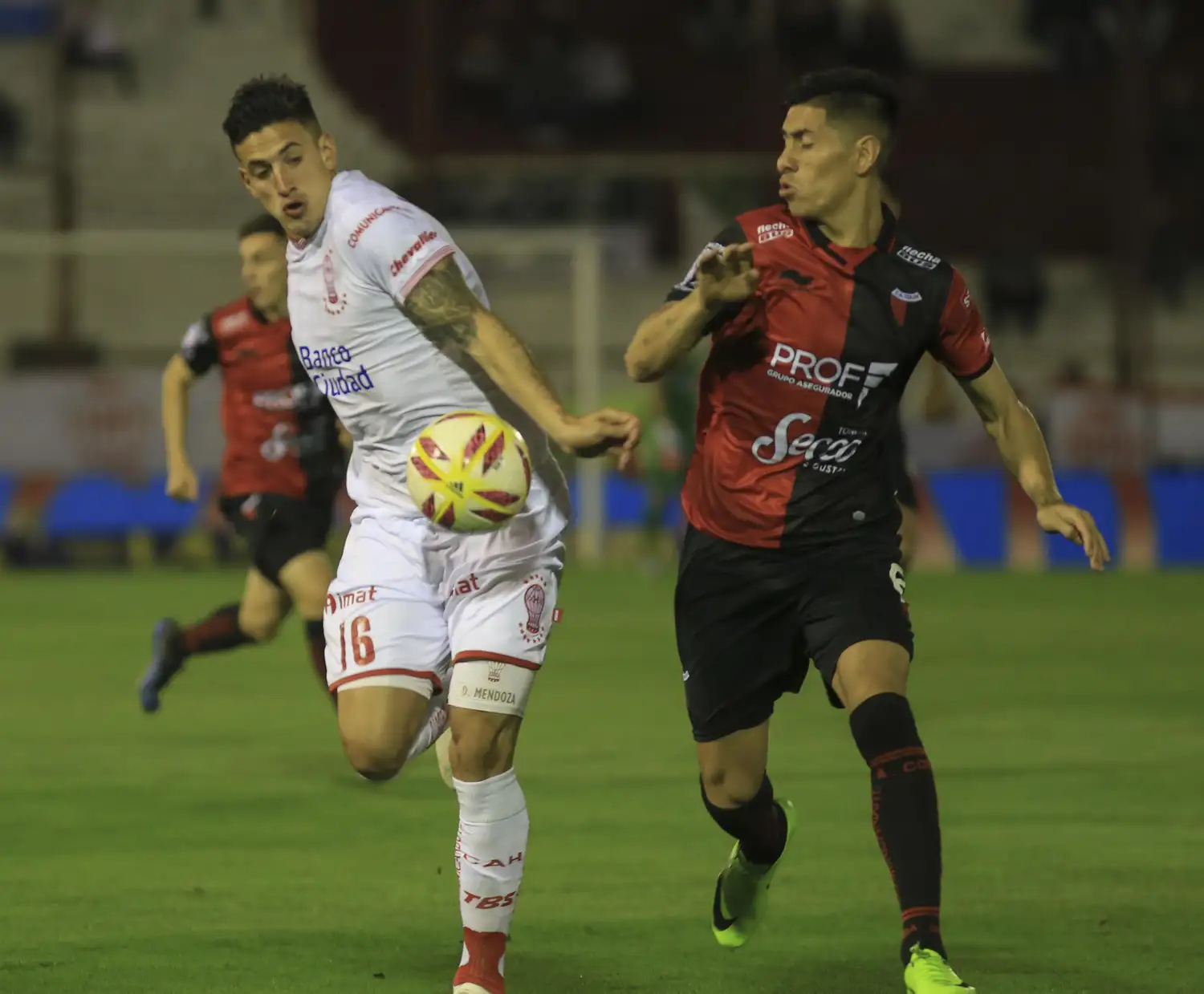 Con uno menos, Huracán reaccionó y venció a Colón