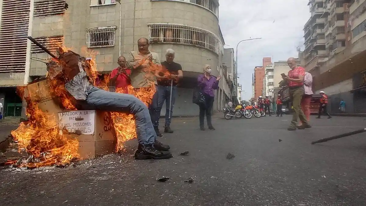 ASÍ QUEMARON A JUDAS «traidor   enchufado» y de 4  cabezas