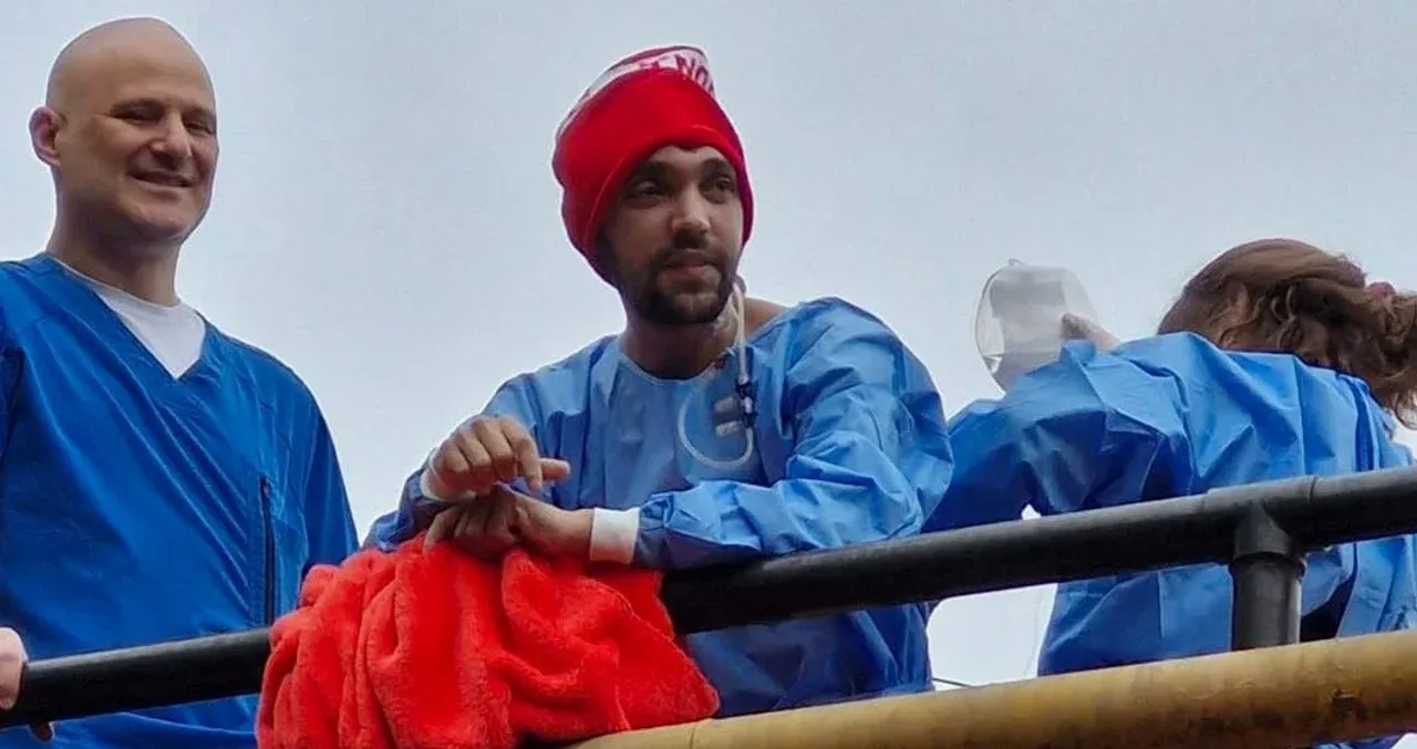 Pablo Grillo, en una foto en su primera salida a la terraza del hospital Ramos Mejía