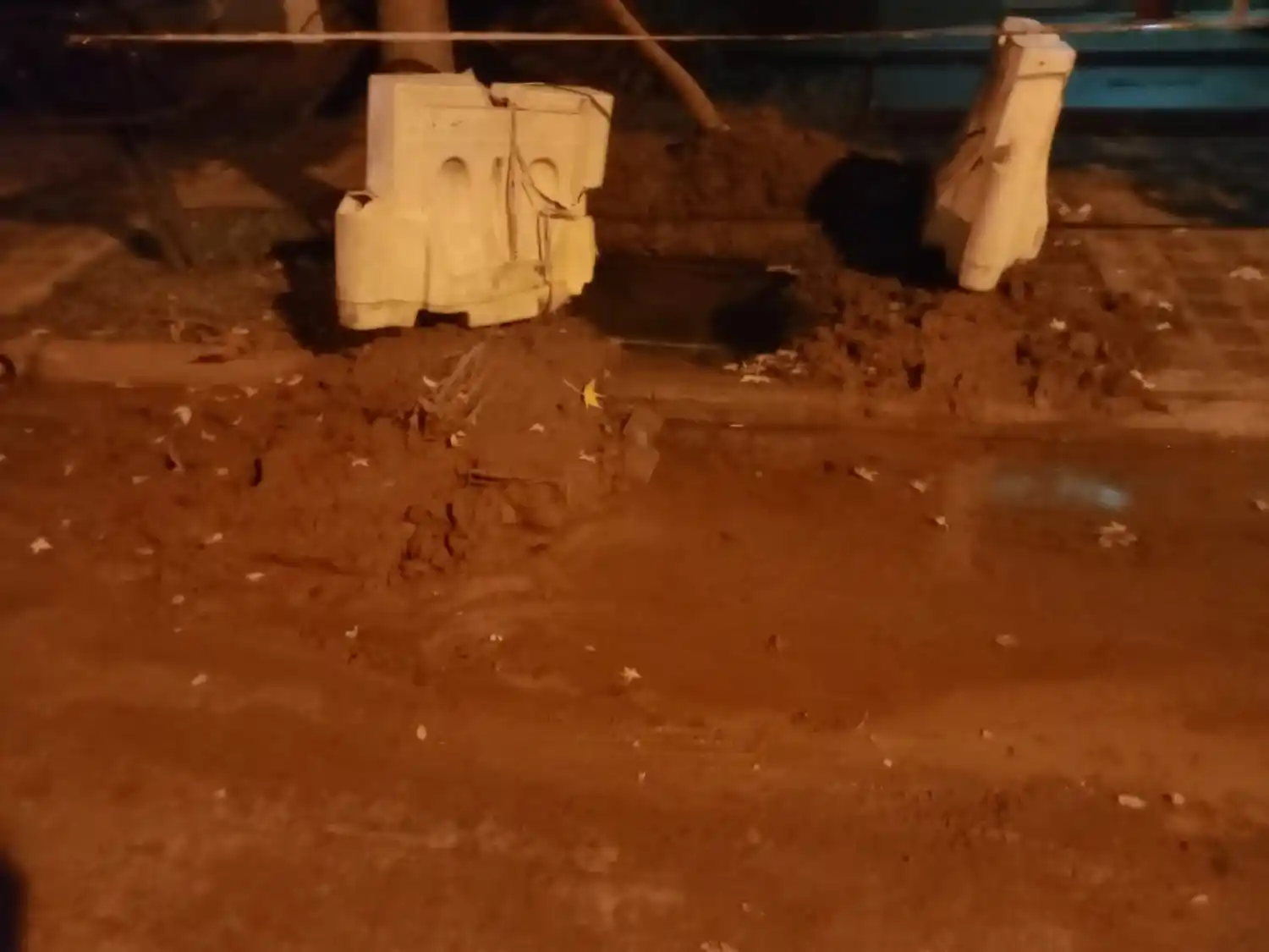 Reclamo por pérdida de agua en calle Oliveira Cézar