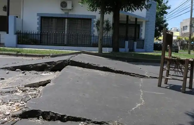 Increíble: El calor reventó el asfalto de una calle en Morón