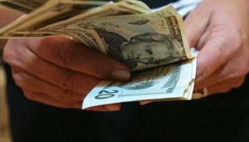 Dolar oficial sube 4 centavos y el blue cede a 10,75